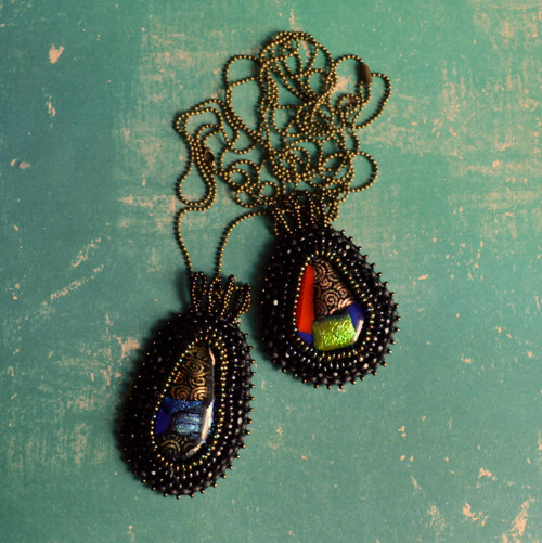 Colorful Teardrop - vyšívaný náhrdelník — foto 4