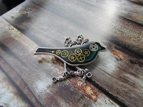 STEAMPUNKOVÝ PTÁČEK smaragdový, brož — foto 5