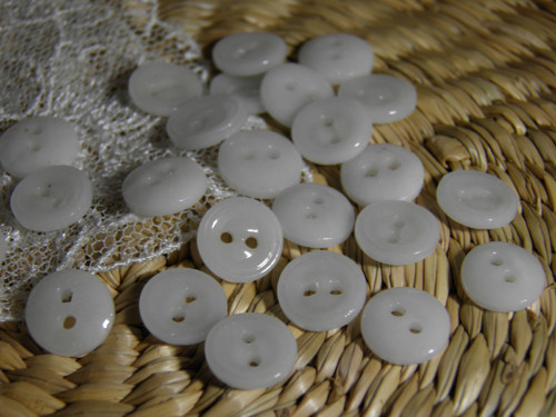 Bílé skleněné knoflíky — foto 2