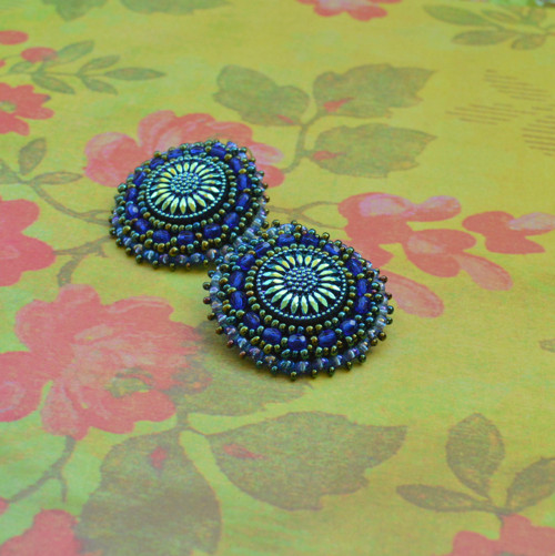 Blue daisies - vyšívané náušnice — foto 3