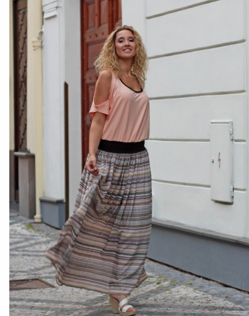 Meruňkovo hnědé šaty — foto 2