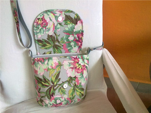 Kabelka Crossbody pivoňky — foto 2