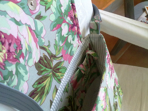 Kabelka Crossbody pivoňky — foto 3
