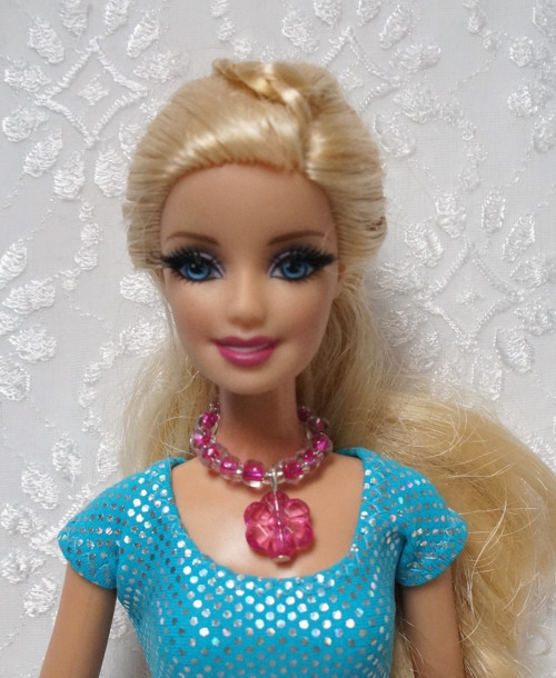 Náhrdelník pro Barbie s kytičkou — foto 2