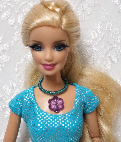 Náhrdelník pro Barbie s kytičkou — foto 2