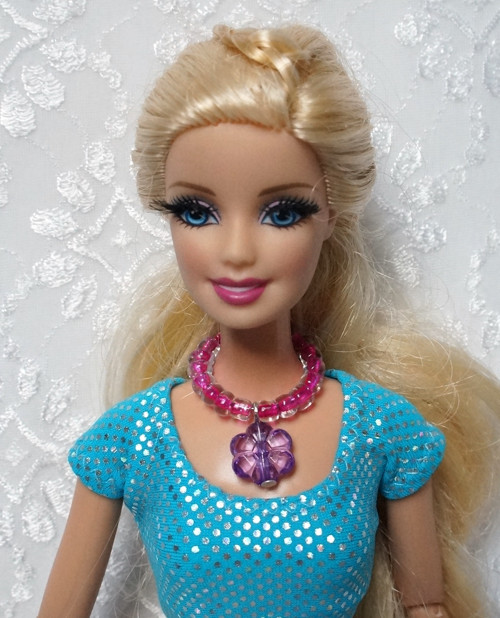 Náhrdelník pro Barbie s kytičkou — foto 2