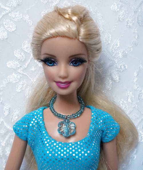 Náhrdelník pro Barbie s kytičkou — foto 2