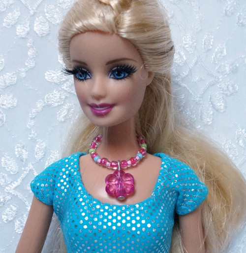 Náhrdelník pro Barbie s kytičkou — foto 2