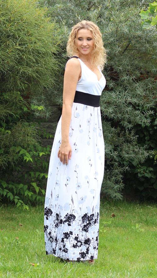 Šedobílé šaty se zvýšeným pasem — foto 3