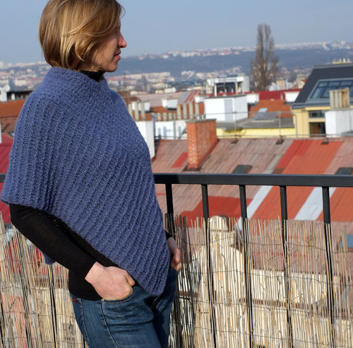 Nadýchané pončo modré — foto 5