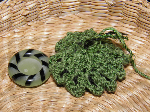 Háčkovaná kytka s knoflíkem — foto 3