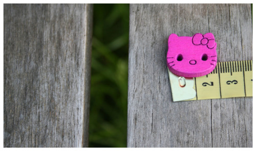 Dřevěný knoflík Hello Kitty — foto 2