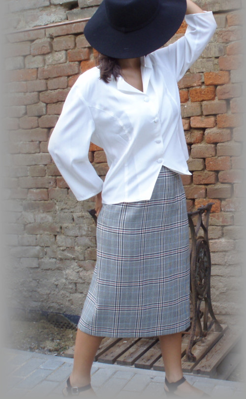 Asistentka - uzká sukně — foto 2
