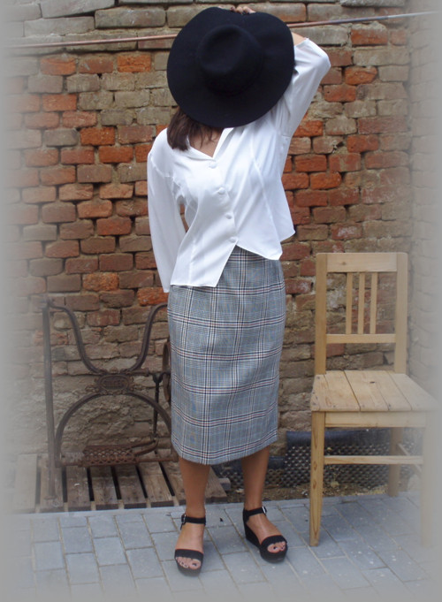 Asistentka - uzká sukně — foto 3