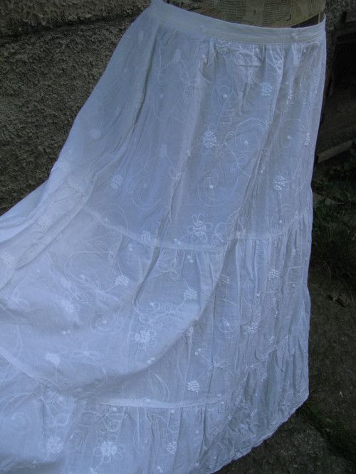 Bílá krásná sukně — foto 2