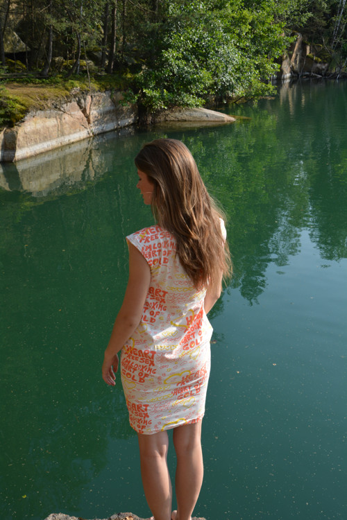 Počmárané letní šaty — foto 2