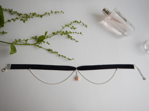 Sametový choker s perlou — foto 3