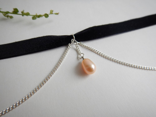 Sametový choker s perlou — foto 4