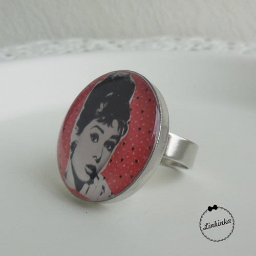 Audrey v červeném kabátku - prsten — foto 3