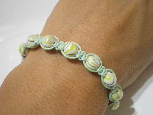 Zelenkavý náramek (macramé/shamballa) — foto 2