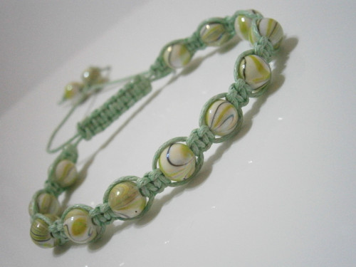 Zelenkavý náramek (macramé/shamballa) — foto 3