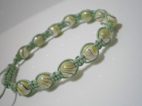 Zelenkavý náramek (macramé/shamballa) — foto 4