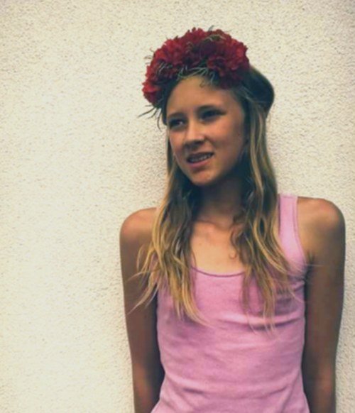 Čelenka z červených karafiátů — foto 3