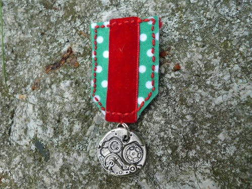 Medaile - brož - hodinový strojek — foto 2