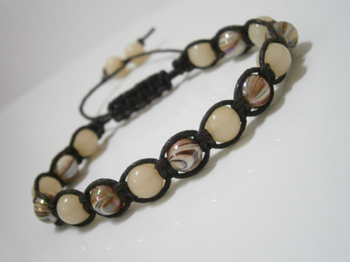 Hnědo-béžový náramek (macramé/shamballa) — foto 2
