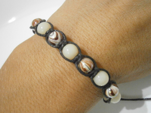 Hnědo-béžový náramek (macramé/shamballa) — foto 3