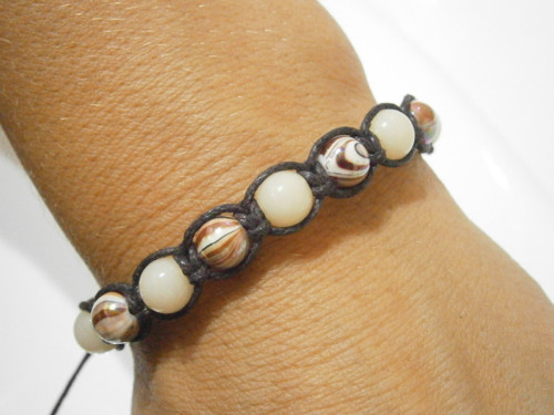 Hnědo-béžový náramek (macramé/shamballa) — foto 4