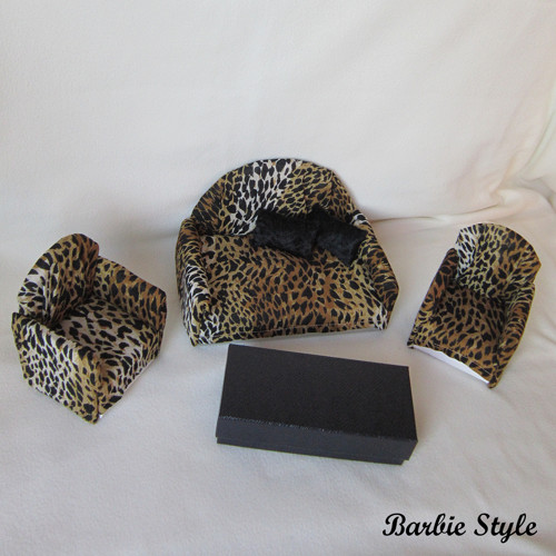 Stoleček pro panenky z krabičky Prada — foto 4