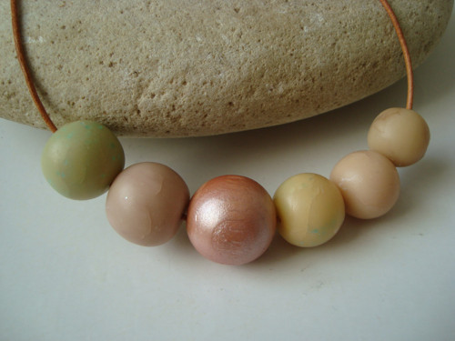 Pastelový dlouhý náhrdelník — foto 2