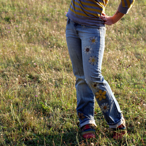 Krásné malované jeans s květy — foto 5