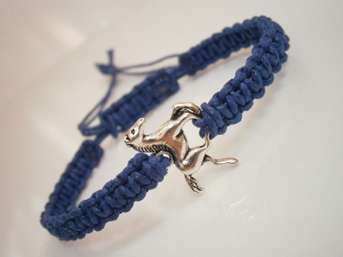 Modrý náramek s koněm (macramé) - Unisex — foto 2