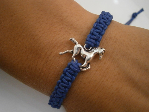 Modrý náramek s koněm (macramé) - Unisex — foto 4