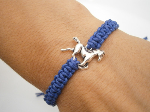 Modrý náramek s koněm (macramé) - Unisex — foto 5