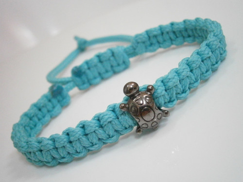 Tyrkysový náramek se želvičkou (macramé) - Unisex — foto 2
