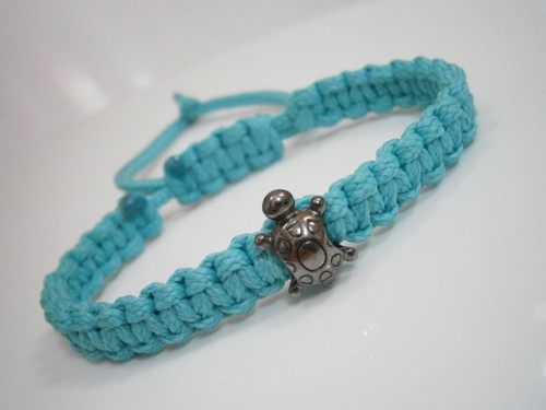 Tyrkysový náramek se želvičkou (macramé) - Unisex — foto 3