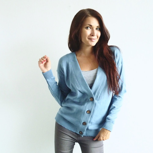 Světle modrý propínací svetr — foto 3