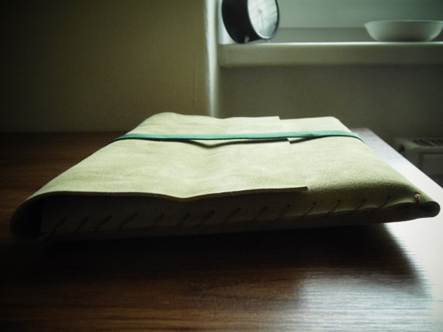 Kožený obal na notebook - lesní — foto 4