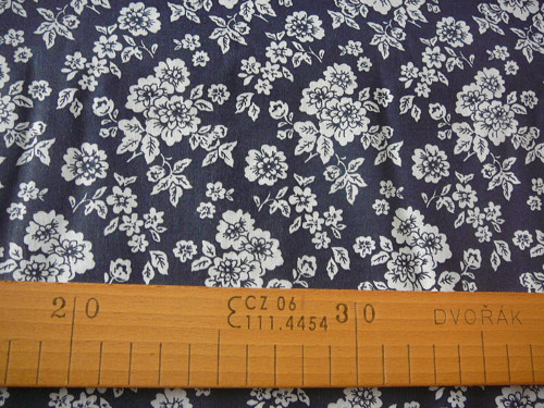 Metráž - kytičky na tm. modrém - česká 140 cm — foto 2