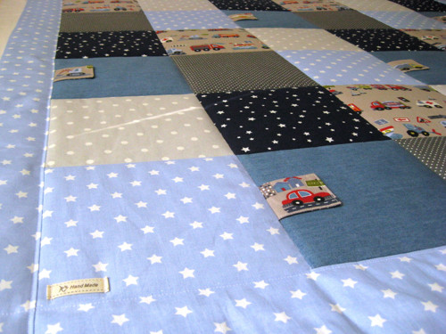 PATCHWORK hrací deka 140x140 s kapsou a praporky — foto 2
