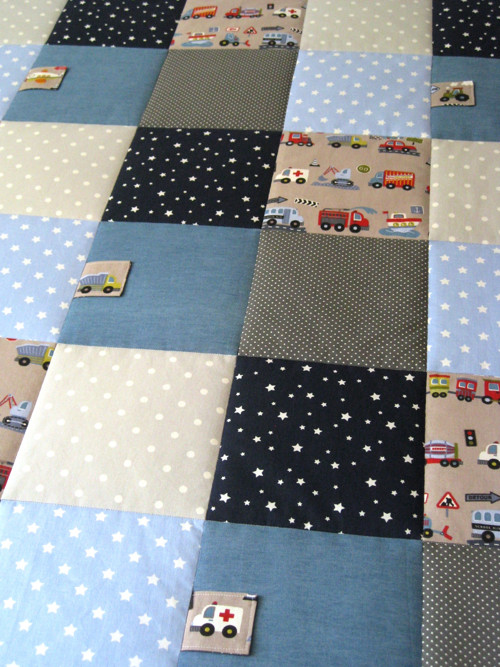 PATCHWORK hrací deka 140x140 s kapsou a praporky — foto 3