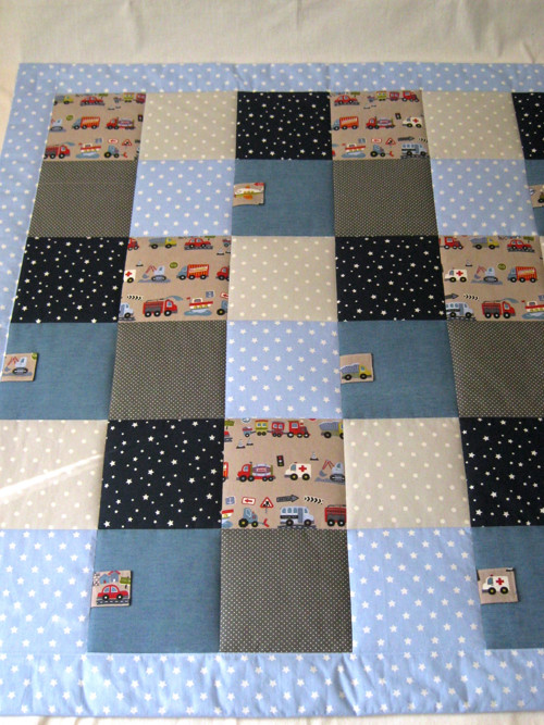 PATCHWORK hrací deka 140x140 s kapsou a praporky — foto 4