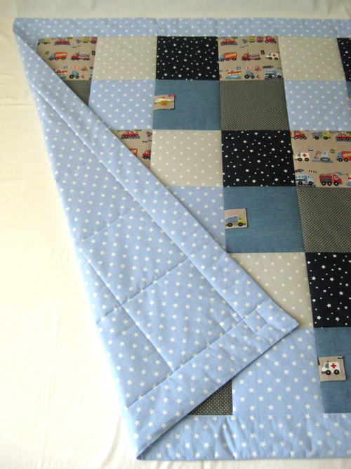 PATCHWORK hrací deka 140x140 s kapsou a praporky — foto 5