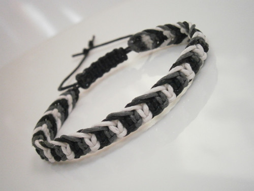 Na přání - tříbarevný náramek (macramé) — foto 2
