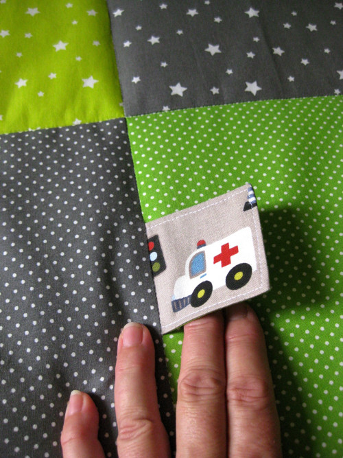 PATCHWORK deka/přehoz 120x200 s kapsou a praporky — foto 6