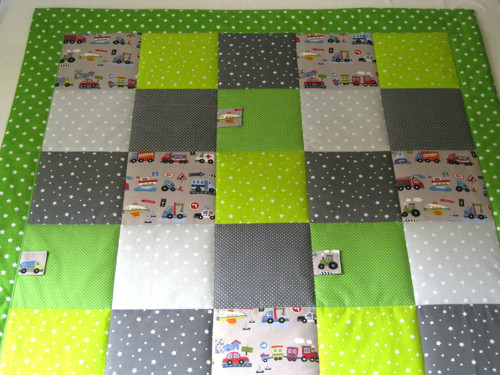 PATCHWORK hrací deka 120x120 s kapsou a praporky — foto 3