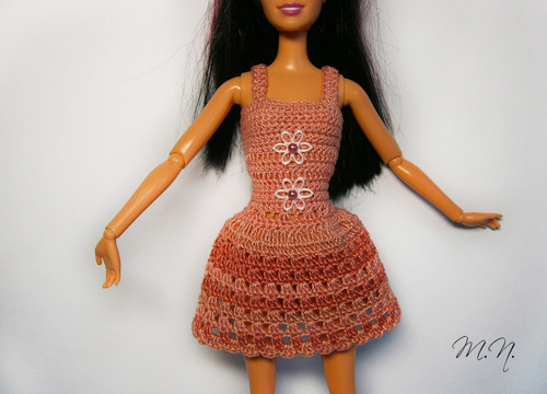 Háčkované šaty pro Barbie v hnědém — foto 3